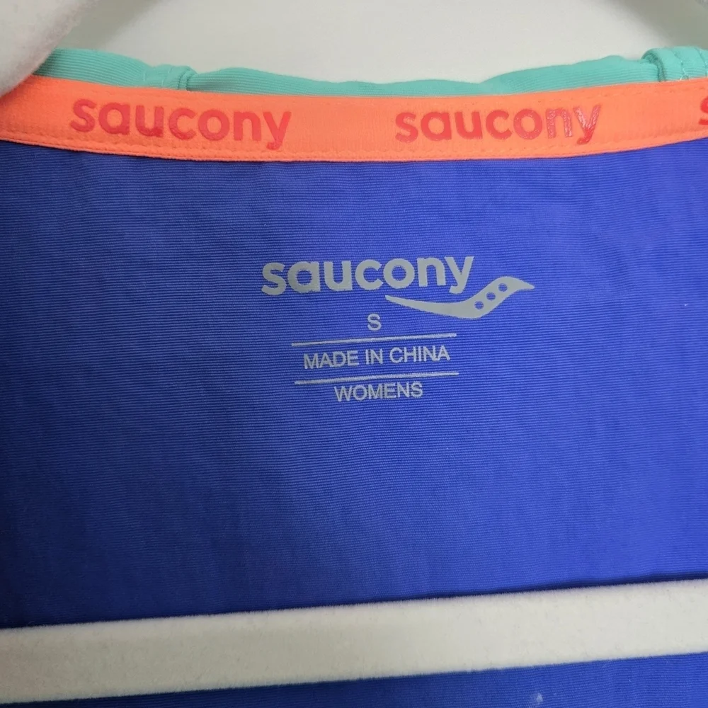 Saucony Colorful 80's inspired half-zip Pullover Windbreaker with hood | small